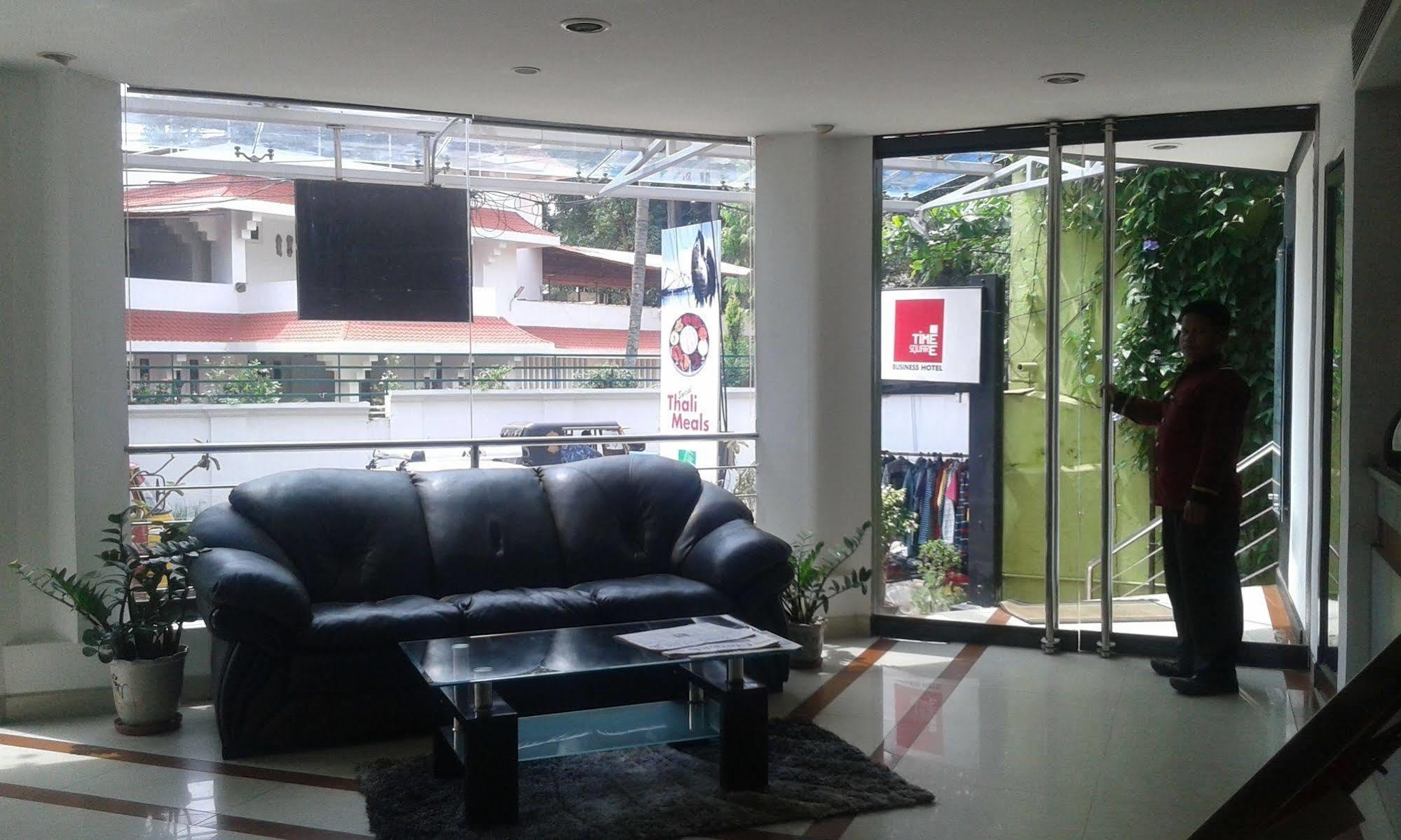 Treebo Trend Time Square Marine Drive Hotel Kochi Kültér fotó