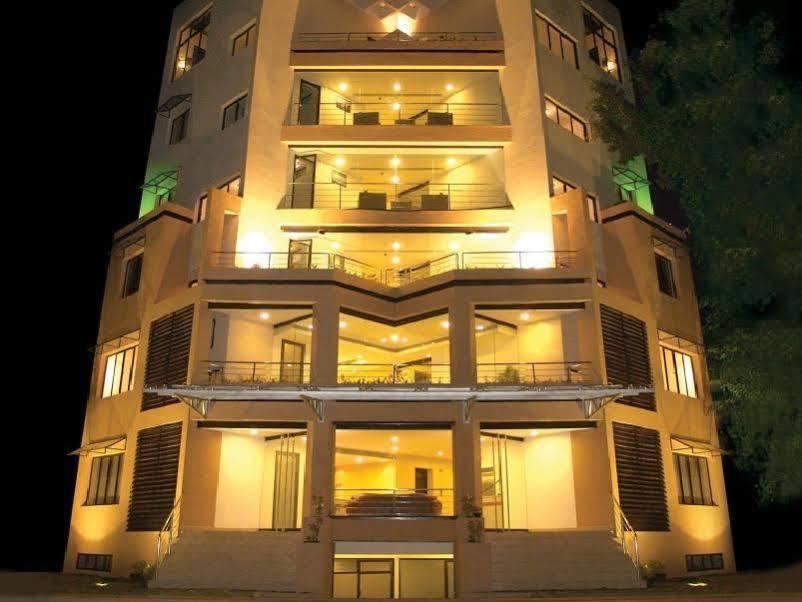 Treebo Trend Time Square Marine Drive Hotel Kochi Kültér fotó